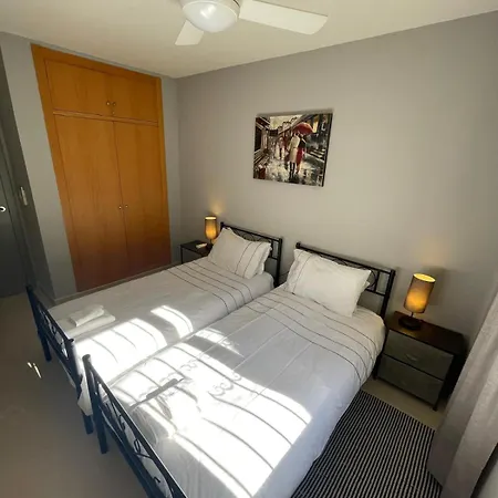 Modern 2 Bedroom 5mins From Golf Course Apartment