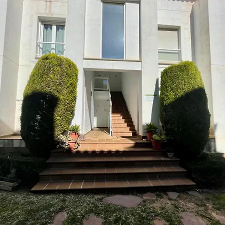 Modern 2 Bedroom 5mins From Golf Course Apartment