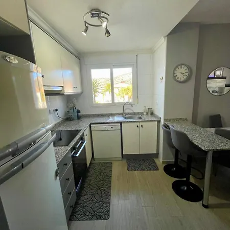 Modern 2 Bedroom 5mins From Golf Course Apartment *